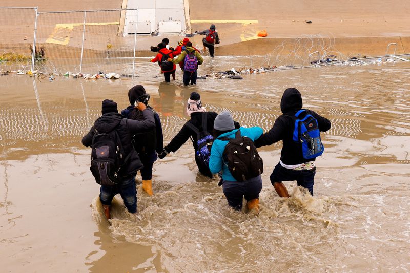 &copy; Reuters. FILE PHOTO: Asylum-seeking migrants cross the Rio Bravo river, the border between the United States and Mexico, to request asylum in El Paso, Texas, U.S., as seen from Ciudad Juarez, Mexico January 2, 2023. REUTERS/Jose Luis Gonzalez/File Photo