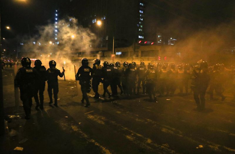 © Reuters. Riot police walk amid smoke during the 'Take over Lima' march to demonstrate against Peru's President Dina Boluarte, following the ousting and arrest of former President Pedro Castillo, in Lima, Peru January 20, 2023. REUTERS/Sebastian Castaneda