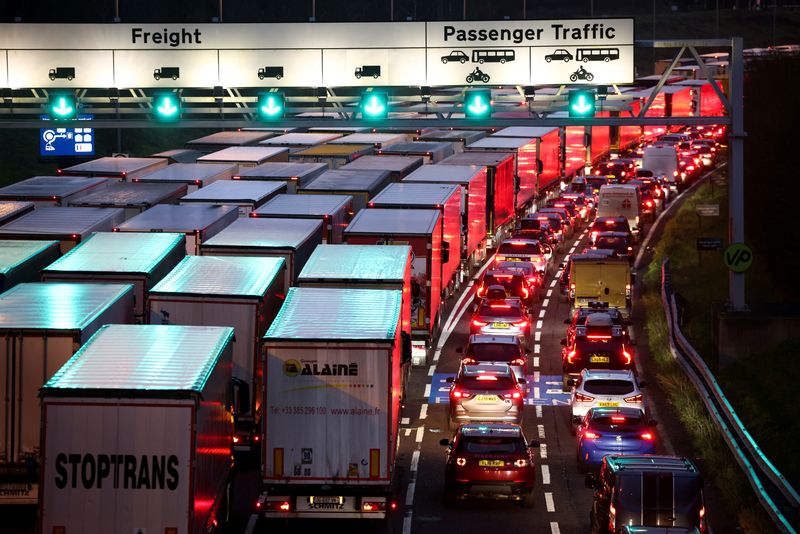 © Reuters. FILE PHOTO: Cars and trucks queue at the entrance of the Eurotunnel, ahead of increased restrictions for travellers to France from Britain, in Folkestone, Britain, December 17, 2021. REUTERS/Henry Nicholls/File Photo
