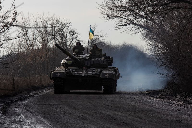 © Reuters. جنديان أوكرانيان على متن دبابة بالقرب من الخط الأمامي لمدينة بخموت يوم الجمعة. تصوير: أولكسندر راتوشنياك - رويترز