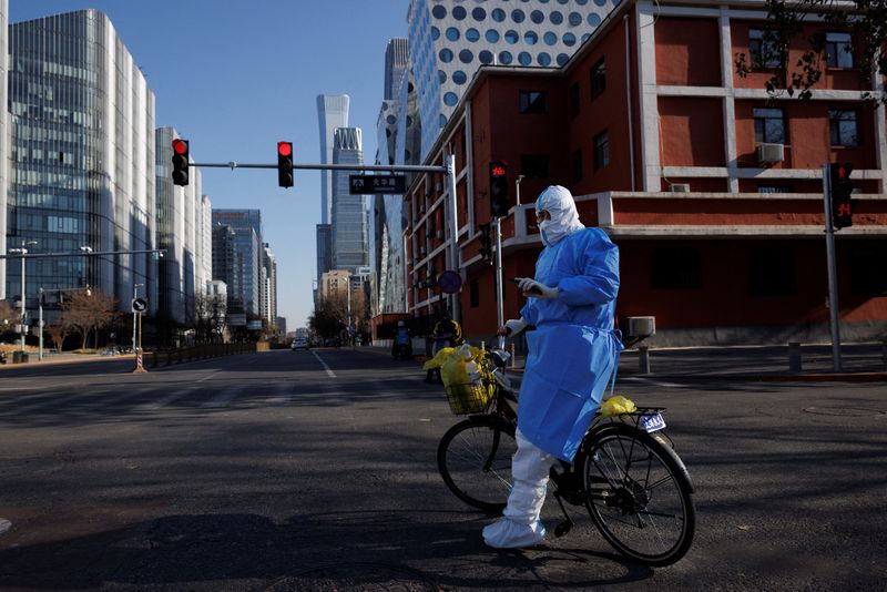 &copy; Reuters. Un agent de santé en tenue de protection à Pékin. /Photo prise le 4 décembre 2022/REUTERS/Thomas Peter