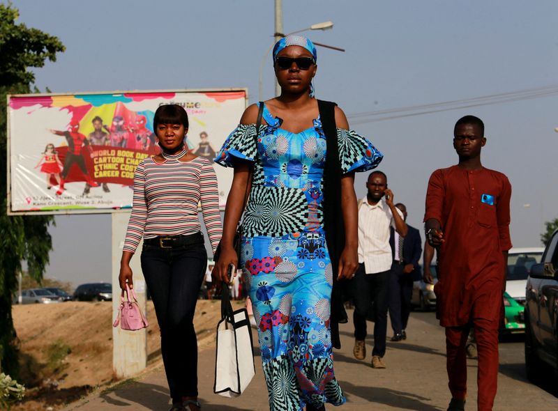 &copy; Reuters. أشخاص يسيرون في أحد شوارع العاصمة النيجيرية أبوجا يوم 15 فبراير شباط 2022. تصوير: افولابي سوتوندي – رويترز.