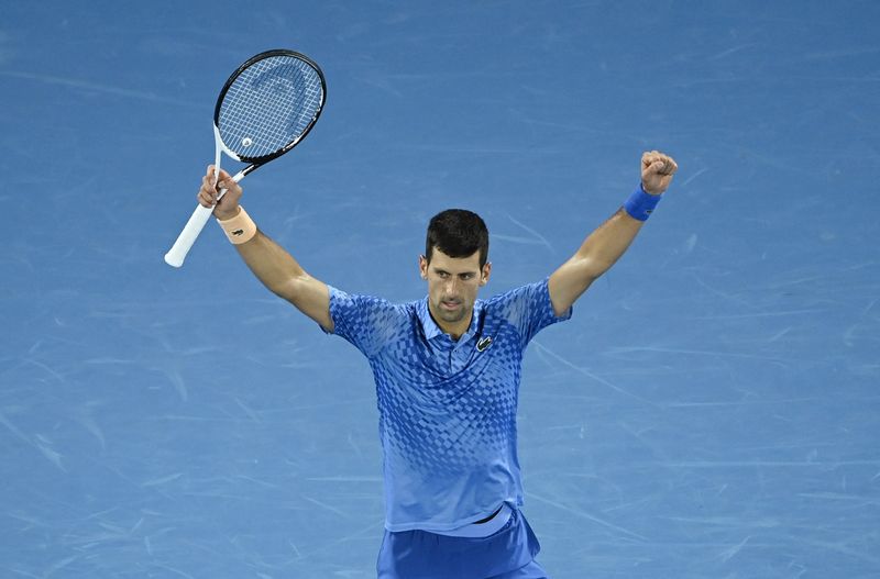 © Reuters. الصربي نوفاك ديوكوفيتش يحتفل بالفوز على البلغاري جريجور ديميتروف في بطولة أستراليا المفتوحة للتنس في ملبورن يوم السبت. تصوير: جيمي جوي – رويترز.