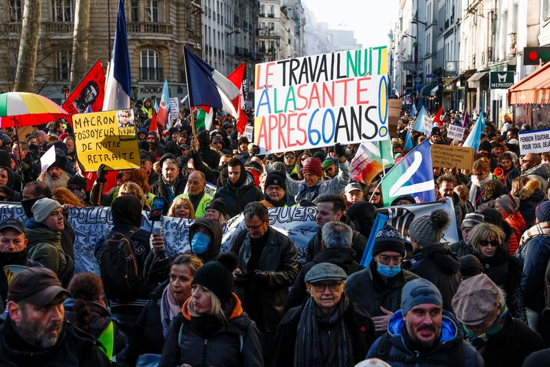 &copy; Reuters. Des gens à Paris manifestation contre le plan de réforme des retraites du gouvernement français. /Photo prise le 21 janvier 2023/REUTERS/Benoit Tessier