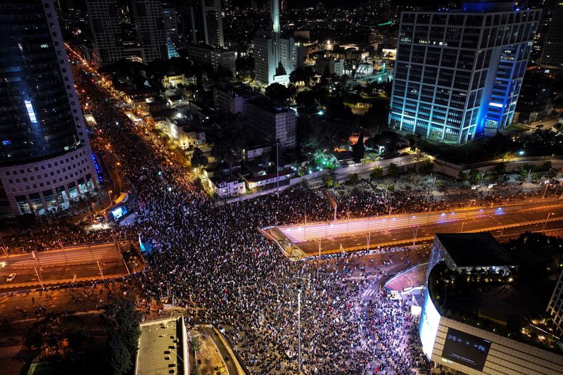Tens of thousands of Israelis protest against Netanyahu justice plans