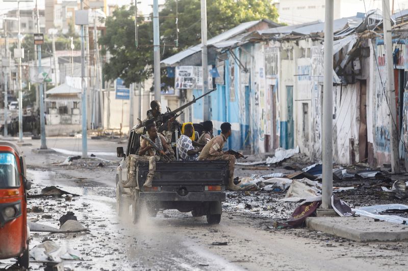 &copy; Reuters. ضباط أمن صوماليون بالقرب من فندق استهدفه هجوم من مسلحي حركة الشباب المرتبطة بتنظيم القاعدة في مقديشو يوم 20 أغسطس آب 2022. تصوير: فيصل عمر – روي