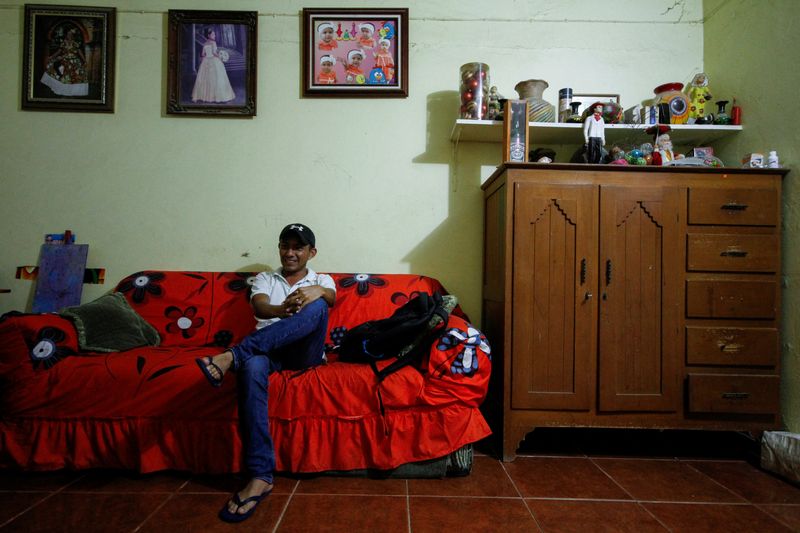 © Reuters. Irving Lopez, brother of late journalist Heber Lopez, who was killed by assailants while arriving to his home, attends an interview with Reuters in Salina Cruz, in Oaxaca state, Mexico October 19, 2022. REUTERS/Jorge Luis Plata