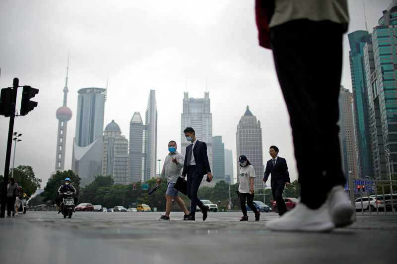 &copy; Reuters. FILE PHOTO: People walk along at financial district of Lujiazui in Shanghai, China October 15, 2021. REUTERS/Aly Song/File Photo