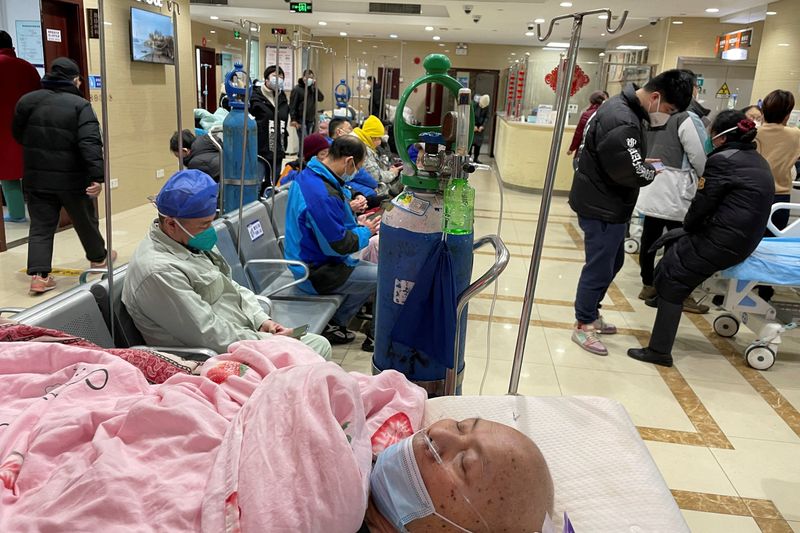 © Reuters. مريض يرقد على سرير داخل قسم الطوارىء بمستشفي صيني في 17 يناير كانون الثاني 2023 وسط تفشي فيروس كورونا في مدينة شنغهاي. تصوير : رويترز .   