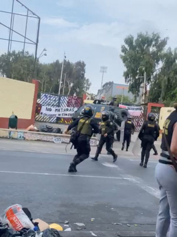 © Reuters. أفراد من الشرطة يسيرون نحو جامعة سان ماركوس في ليما يوم السبت في صورة من مقطع مصور نشر على مواقع التواصل الاجتماعي وحصلت عليه رويترز. يحظر إعادة بيع الصورة أو الاحتفاظ بها في الأرشيف.)