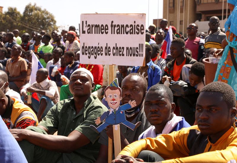 &copy; Reuters. Les gens se rassemblent pour montrer leur soutien au nouveau chef militaire du Burkina Faso, Ibrahim Traoré, et exigent le départ de l'ambassadeur de France à Ouagadougou. /Photo prise le 20 janvier 2023/REUTERS/Vincent Bado