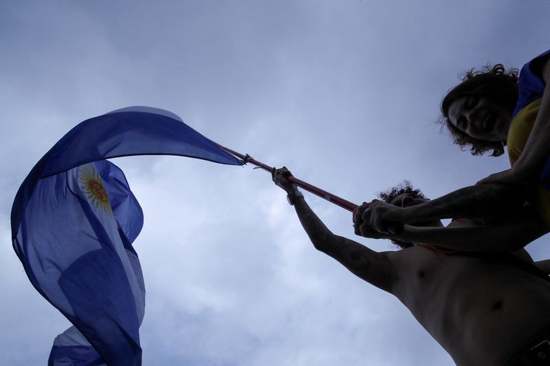 &copy; Reuters. Des supporters argentins agitent le drapeau national lors de la Coupe du monde de football. /Photo prise le 18 décember 2022/REUTERS/Carla Carniel