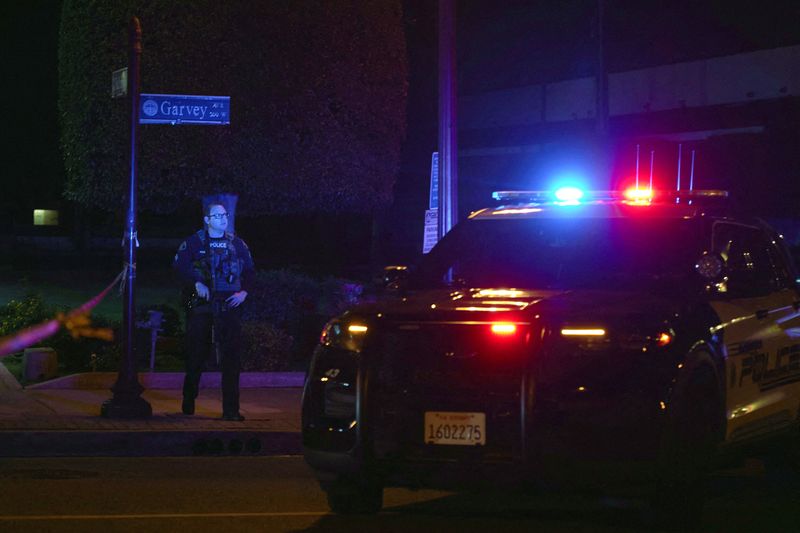 &copy; Reuters. La police répond à une fusillade faisant plusieurs victimes dans la zone de Monterey Park à Los Angeles, Californie, aux États-Unis. /Photo prise le 21 janvier 2023/REUTERS/Allison Dinner