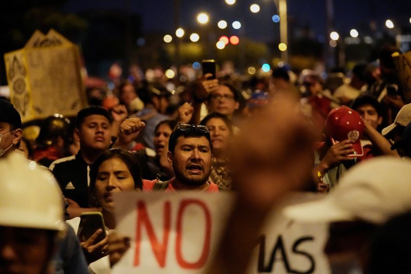 &copy; Reuters. Des péruviens lors de manifestations anti-gouvernementales après l'éviction de l'ancien président péruvien Pedro Castillo, à Lima, au Pérou. /Photo prise le 21 janvier 2023/REUTERS/Angela Ponce