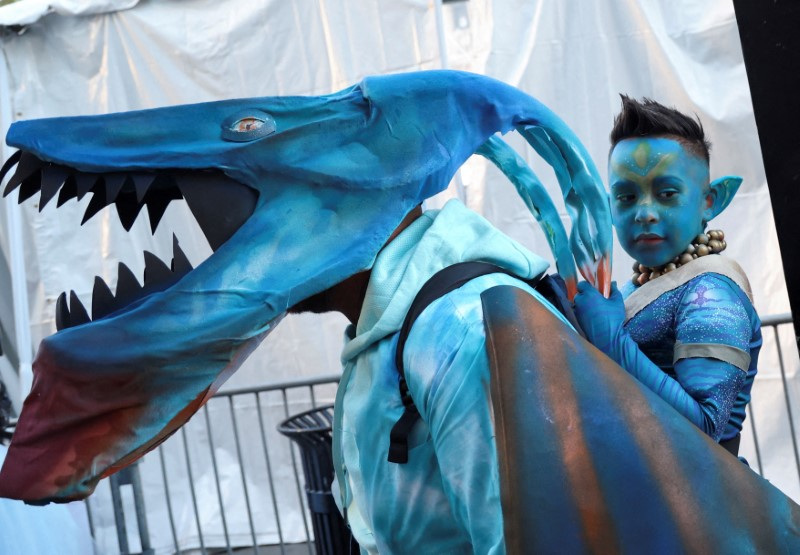 &copy; Reuters. FOTO ARCHIVO: Un fan asiste al estreno de la película "Avatar: The Way of Water", en el teatro Dolby de Los Ángeles, California, Estados Unidos. 12 de diciembre de 2022.  REUTERS/Mario Anzuoni/