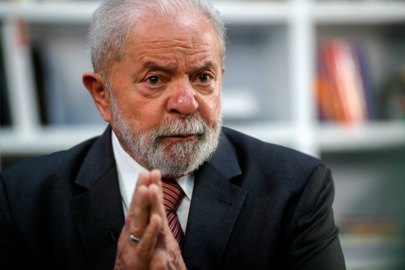 &copy; Reuters. FOTO DE ARCHIVO: El expresidente brasileño Luiz Inácio Lula da Silva gesticula durante una entrevista con Reuters en Sao Paulo, Brasil, el 17 de diciembre de 2021. REUTERS/Amanda Perobelli/Foto de archivo