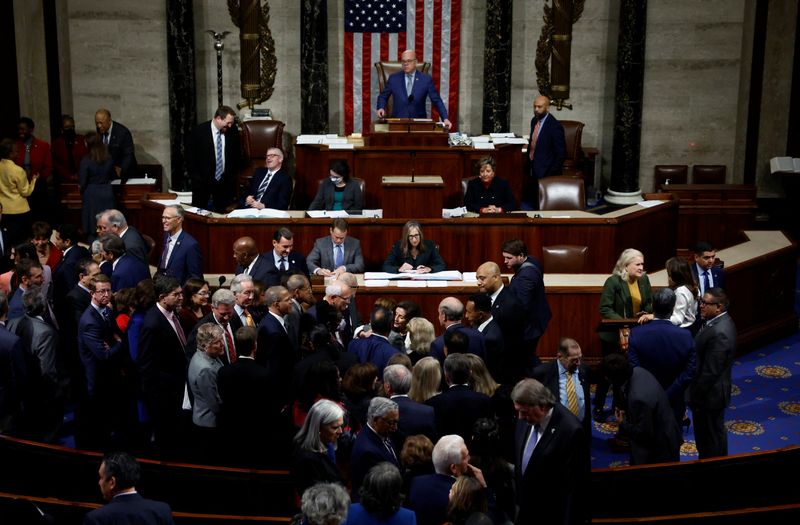 &copy; Reuters. نواب في قاعة مجلس النواب في مبنى الكابيتول الأمريكي في واشنطن يوم 17 نوفمبر تشرين الثاني 2022. تصوير: إيفلين هوكستين – رويترز.