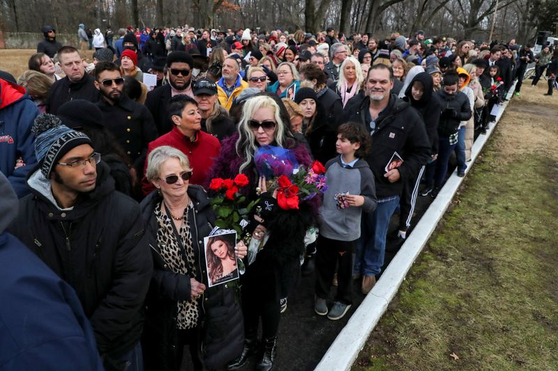 © Reuters. Music fans attend a public memorial for singer Lisa Marie Presley, the only daughter of the 