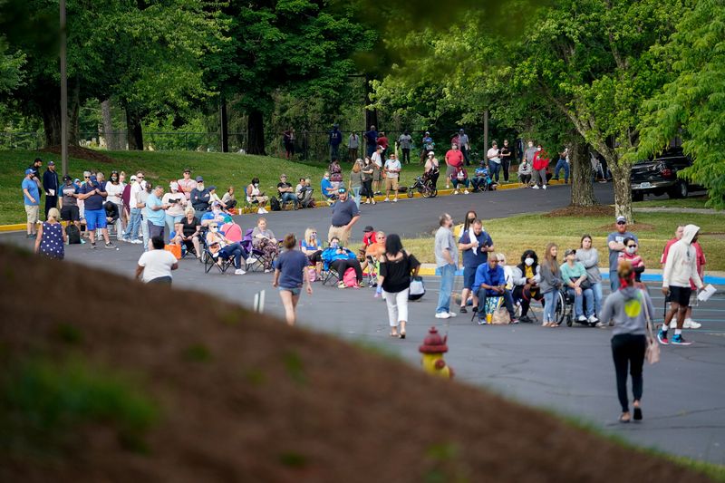 © Reuters. FILE PHOTO: People line up outside a Kentucky Career Center hoping to find assistance with their unemployment claim in Frankfort, Kentucky, U.S. June 18, 2020. REUTERS/Bryan Woolston