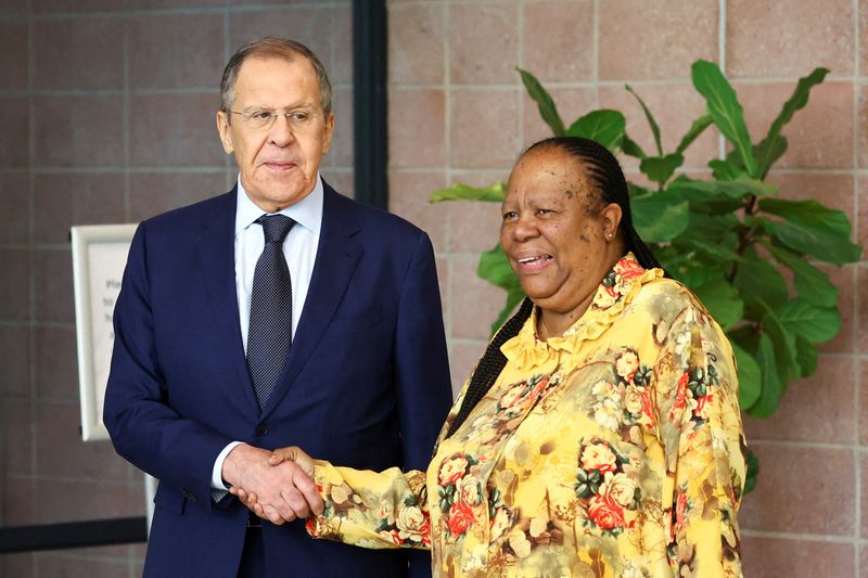 &copy; Reuters. South Africa's Foreign Minister Naledi Pandor shakes hands with Russia's Foreign Minister Sergei Lavrov, ahead of their bilateral meeting in Pretoria, South Africa, January 23, 2023. REUTERS/Siphiwe Sibeko 