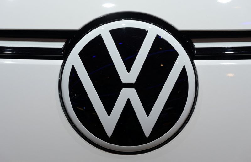 &copy; Reuters. FILE PHOTO: The logo of carmaker Volkswagen Commercial Vehicles is pictured at the IAA Transportation fair, which will open its doors to the public on September 20, 2022, in Hanover, Germany, September 19, 2022. REUTERS/Fabian Bimmer