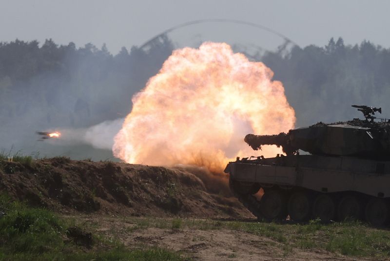 &copy; Reuters. Un carro armato Leopard 2PL polacco apre il fuoco durante l'esercitazione militare Defender Europe 2022 delle truppe Nato, presso il poligono militare di Bemowo Piskie, vicino a Orzysz, Polonia, 24 maggio 2022. REUTERS/Kacper Pempel