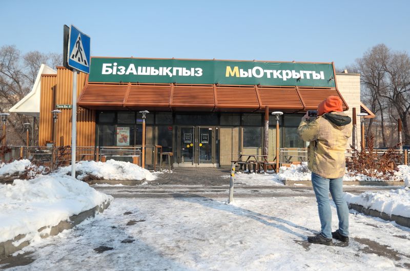 © Reuters. A view shows a fast food restaurant, which used to operate under the McDonald's brand and reopened with no branding weeks after the U.S. company left the local market, in Almaty, Kazakhstan January 23, 2023. A sign reads: 