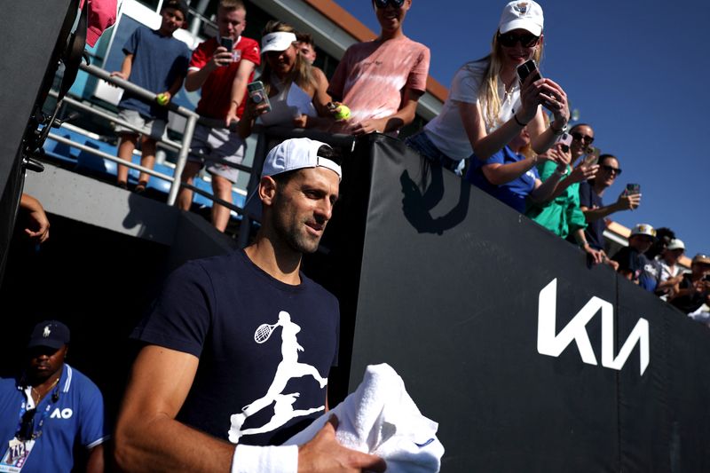 &copy; Reuters. Tenis - Abierto de Australia - Melbourne Park, Melbourne, Australia - 23 de enero de 2023. El serbio Novak Djokovic llega a la cancha antes del entrenamiento. REUTERS/Loren Elliott
