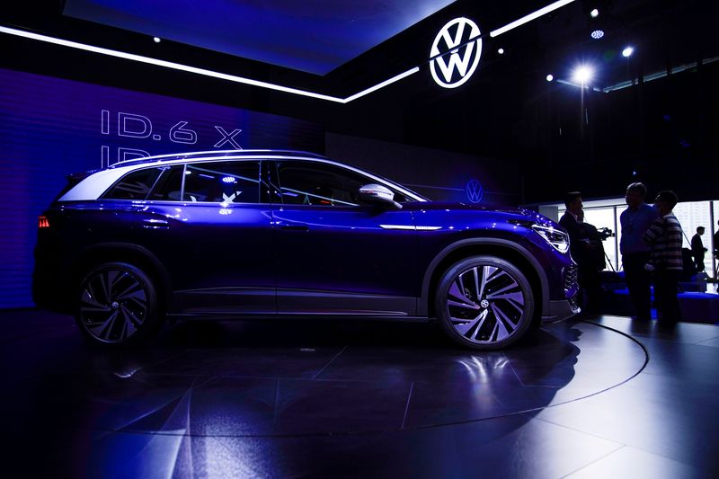 &copy; Reuters. Una Volkswagen ID.6 X esposta prima del Salone dell'Auto di Shanghai, a Shanghai, Cina, 18 aprile 2021. REUTERS/Aly Song/File Photo