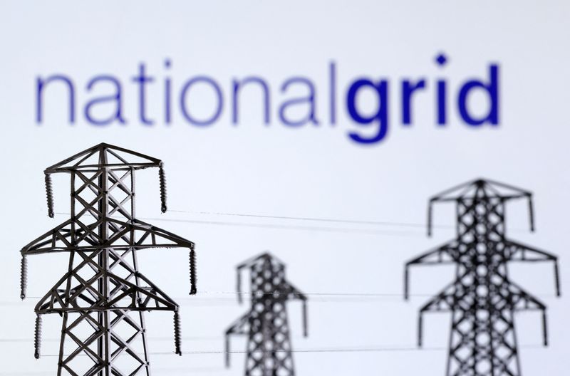 &copy; Reuters. FOTO DE ARQUIVO: Miniaturas de postes de transmissão de energia elétrica e logotipo da National Grid são vistos nesta ilustração tirada em 9 de dezembro de 2022. REUTERS/Dado Ruvic/Illustration