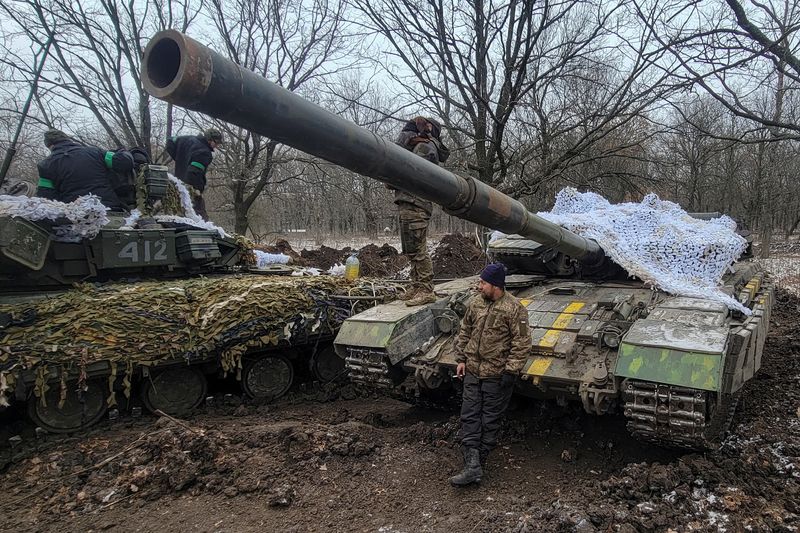 &copy; Reuters. Militari ucraini in piedi su carri armati vicino alla città di Bakhmut, nella regione di Donetsk, Ucraina, 13 gennaio 2023. REUTERS/Vladyslav Smilianets