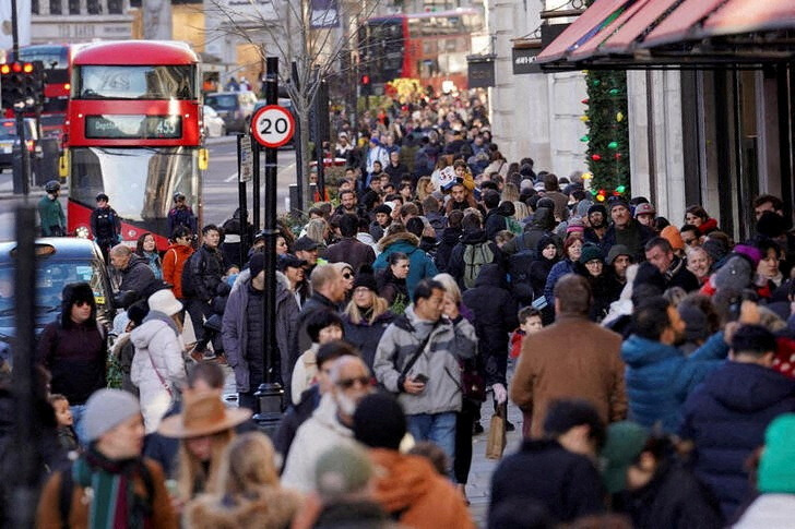 &copy; Reuters. FILE PHOTO: People walk along a busy shopping street, during the traditional Boxing Day sales in London, Britain, December 26, 2022. REUTERS/Maja Smiejkowska/File Photo