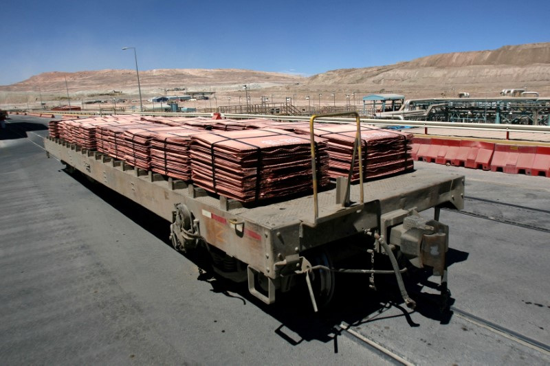 &copy; Reuters. FOTO DE ARCHIVO: Láminas de cátodos de cobre en la mina Escondida de BHP Billiton, la mayor mina de cobre del mundo, en Antofagasta