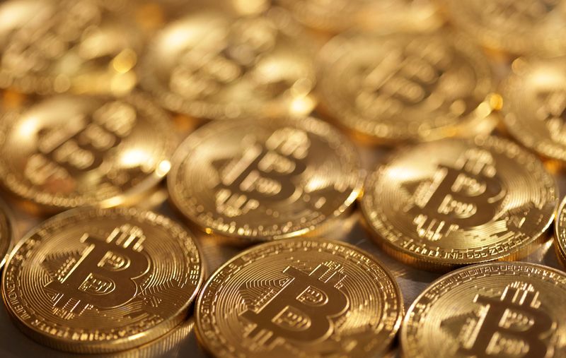 &copy; Reuters. Representations of cryptocurrency Bitcoin are seen in this illustration, August 10, 2022. REUTERS/Dado Ruvic/Illustration