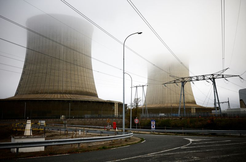 &copy; Reuters. Les tours de refroidissement de la centrale nucléaire d'EDF à Saint-Laurent-Nouan, en France. /Photo prise le 10 novembre 2022/REUTERS/Stéphane Mahe