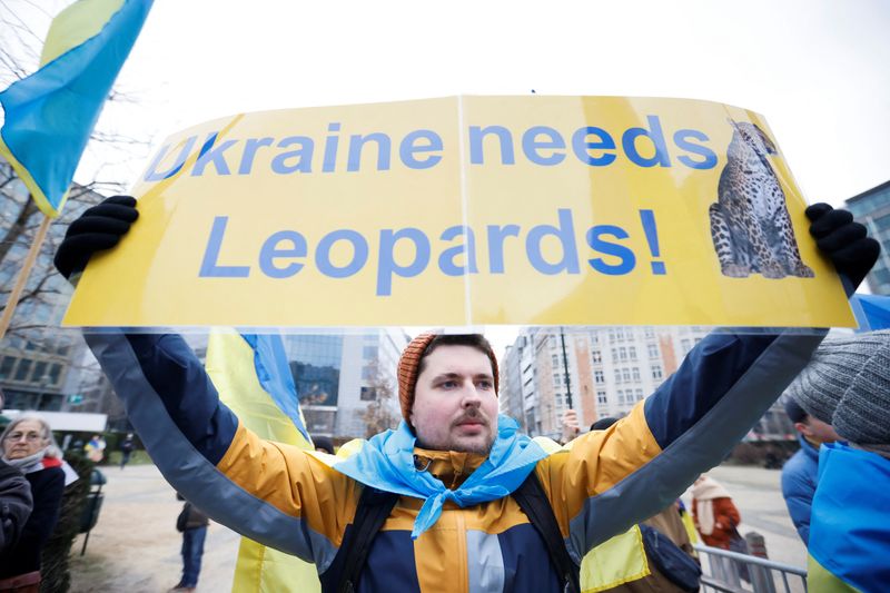 © Reuters. A protester holds a placard during a demonstration in support of Ukraine during a meeting of European Union (EU) Foreign Ministers in Brussels, Belgium January 23, 2023. REUTERS/Johanna Geron