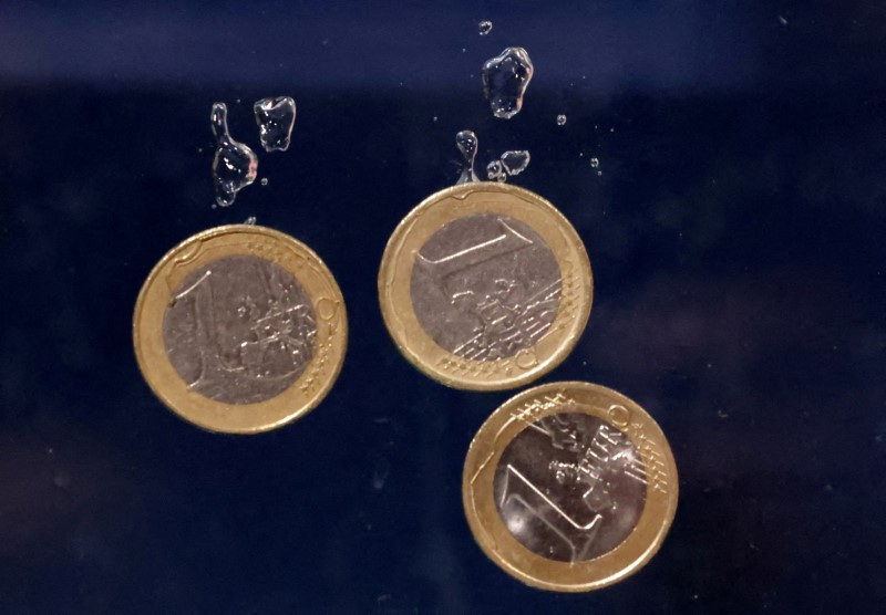 &copy; Reuters. Monete in euro precipitano in acqua in questa illustrazione scattata il 23 maggio 2022. REUTERS/Dado Ruvic/Illustrazione