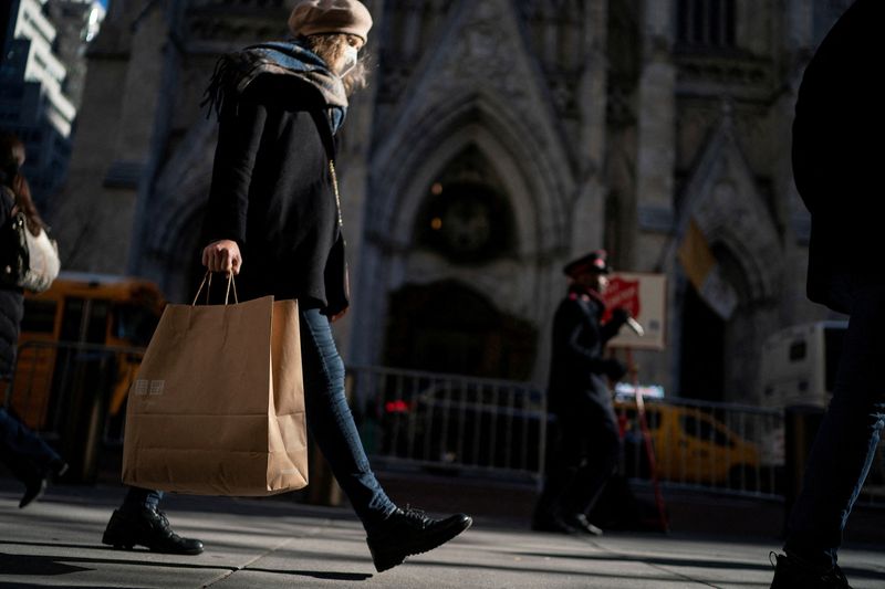 &copy; Reuters. FILE PHOTO: A woman carries a shopping bag along 5th Avenue during the holiday season in New York City, U.S., December 9, 2022. REUTERS/Eduardo Munoz/File Photo