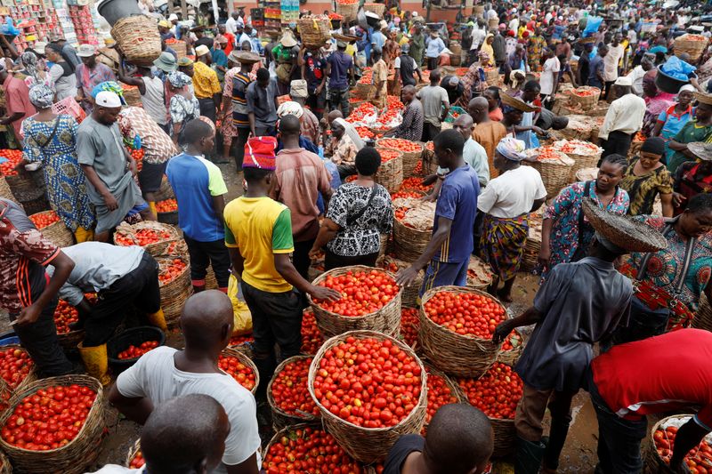 &copy; Reuters. FILE PHOTO: People buy and sell vegetables at Mile 12 International Market in Lagos, Nigeria May 13, 2022. Picture taken May 13, 2022. REUTERS/Temilade Adelaja