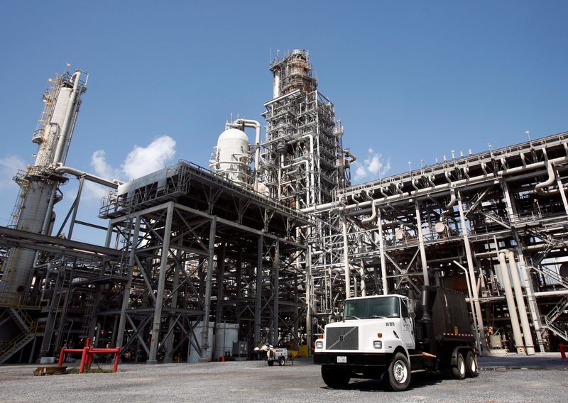 &copy; Reuters. FILE PHOTO: The Valero St. Charles oil refinery is seen in Norco, Louisiana August 15, 2008. REUTERS/Shannon Stapleton/File Photo