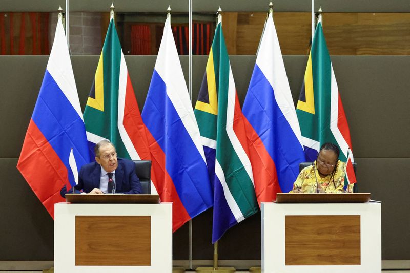 &copy; Reuters. Chanceleres da África do Sul, Naledi Pandor, e da Rússia, Sergei Lavrov, dão briefing à imprensa em Pretória
23/01/2023
REUTERS/Siphiwe Sibeko