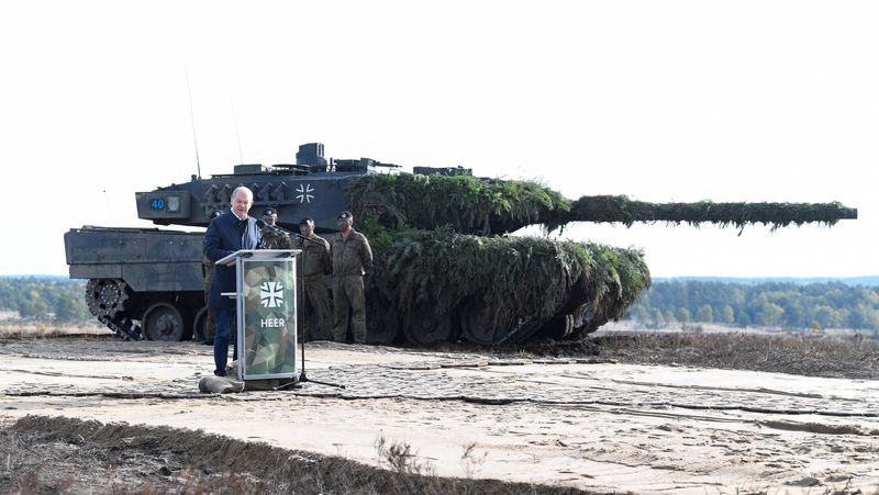 &copy; Reuters. Il cancelliere tedesco Olaf Scholz davanti a un carro armato Leopard 2 a Bergen, in Germania. REUTERS/Fabian Bimmer/