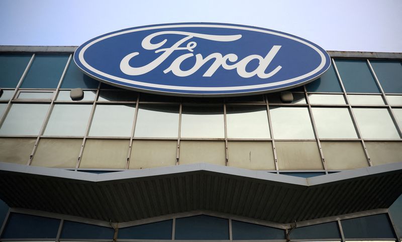 &copy; Reuters. Des panneaux sont visibles à l'extérieur de l'usine de transmissions Ford Halewood à Liverpool, en Grande-Bretagne. /Photo prise le 1er décembre 2022/REUTERS/Phil Noble