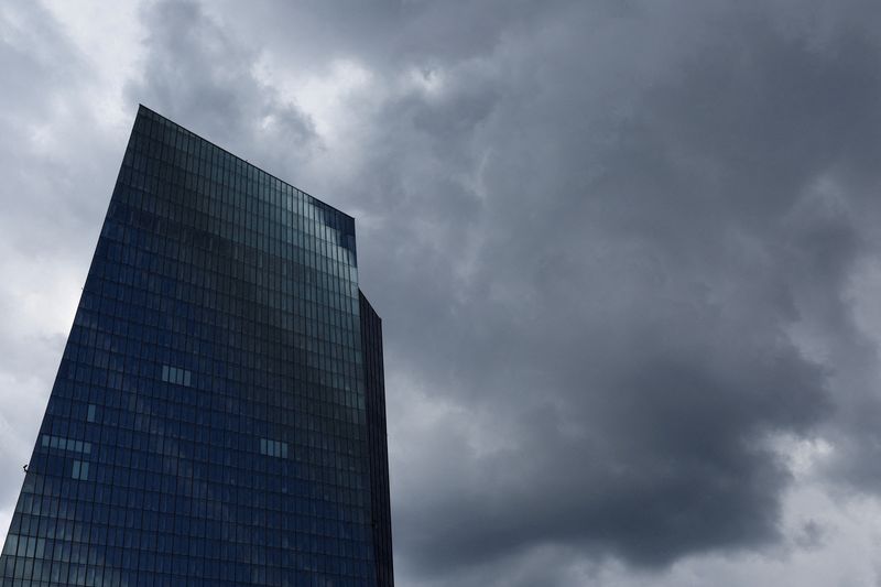 &copy; Reuters. Des drapeaux européens sont vus devant le bâtiment de la BCE, à Francfort. /Photo prise le 21 juillet 2022/REUTERS/Wolfgang Rattay