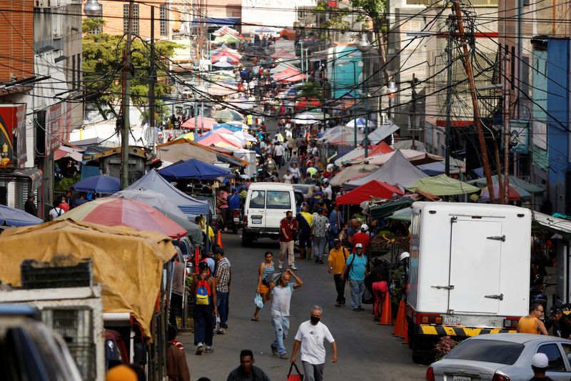 &copy; Reuters. FILE PHOTO: People shop on a street near the municipal market in the popular neighborhood of Catia in Caracas, Venezuela June 11, 2022. Picture taken June 11, 2022. REUTERS/Leonardo Fernandez Viloria