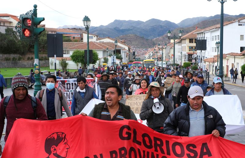 &copy; Reuters. La gente participa en una manifestación antes de dirigirse a Lima para reunirse con manifestantes de todo el país para la marcha de la 'captura de Lima', pidiendo la renuncia de la presidenta de Perú, Dina Boluarte, tras el derrocamiento y arresto del 