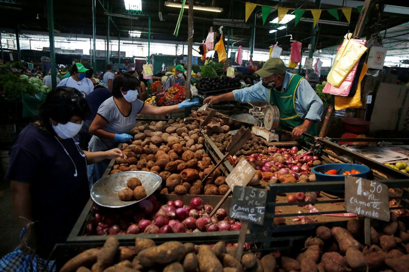 &copy; Reuters. FILE PHOTO: A woman buys produce at Lima's central market as Peru extended a nationwide lockdown amid the outbreak of the coronavirus disease (COVID-19), in Lima, Peru May 8, 2020. REUTERS/Sebastian Castaneda