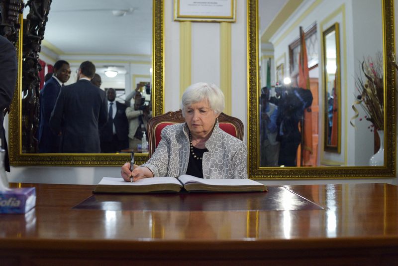 © Reuters. U.S. Treasury Secretary Janet Yellen signs a guest book at the State House during her visit, in Lusaka, Zambia, January 23, 2023. REUTERS/Namukolo Siyumbwa 