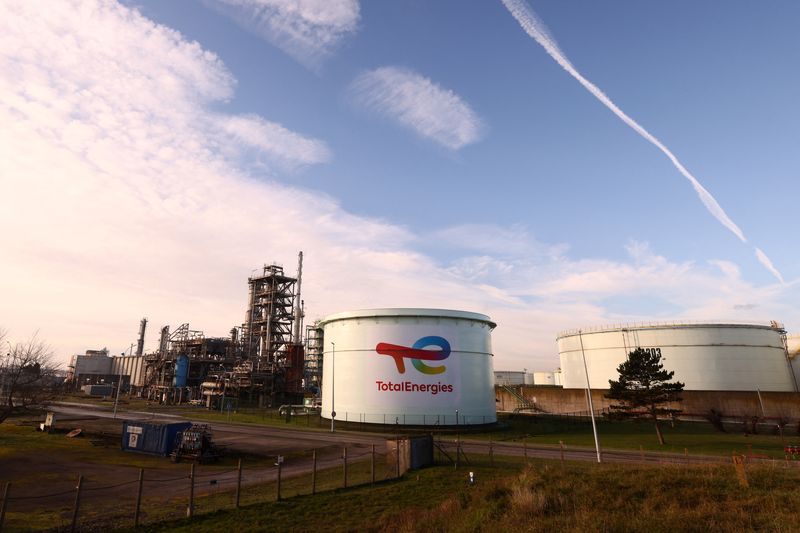 &copy; Reuters. Une vue montre un réservoir de pétrole au dépôt de carburant de la compagnie pétrolière et gazière française TotalEnergies à Mardyck, près de Dunkerque, en France. /Photo prise le 19 janvier 2023/REUTERS/Yves Herman