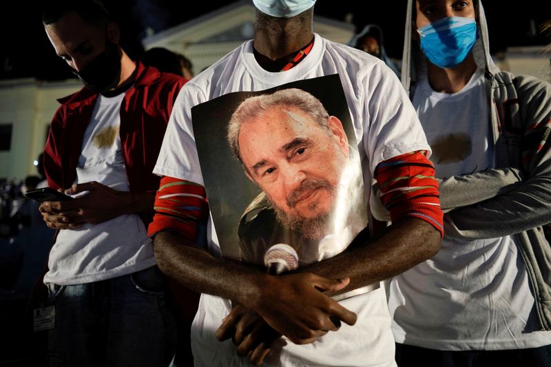 © Reuters. FILE PHOTO: Students hold images of the late Cuban President Fidel Castro during an event commemorating the five year anniversary of his death, in Havana, Cuba, November 24, 2021. REUTERS/Alexandre Meneghini/File Photo